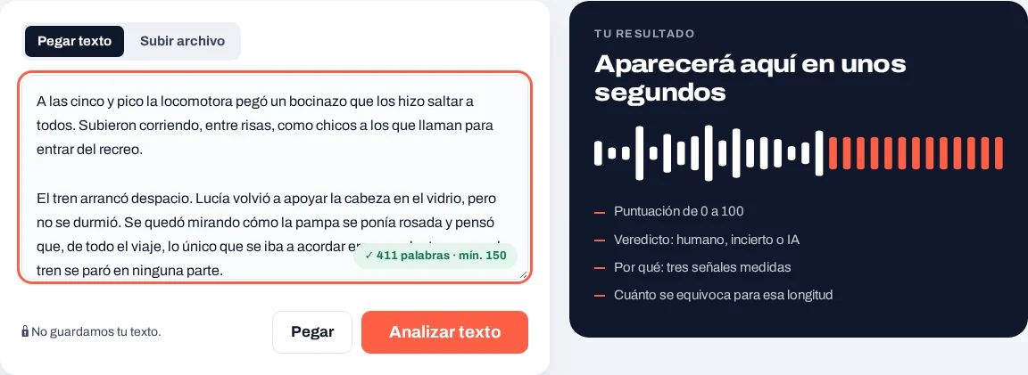 Captura del detector: texto pegado en el recuadro, contador de palabras en verde y botón «Analizar texto».